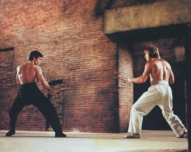 Dans un décors à Hong Kong.